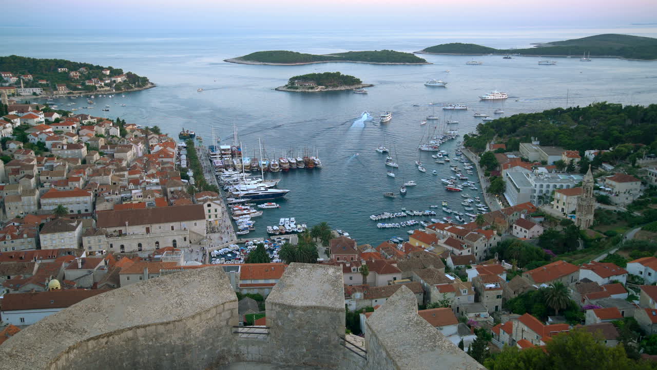 Panoramatický výhled na město Hvar na ostrově Hvar, Chorvatsko