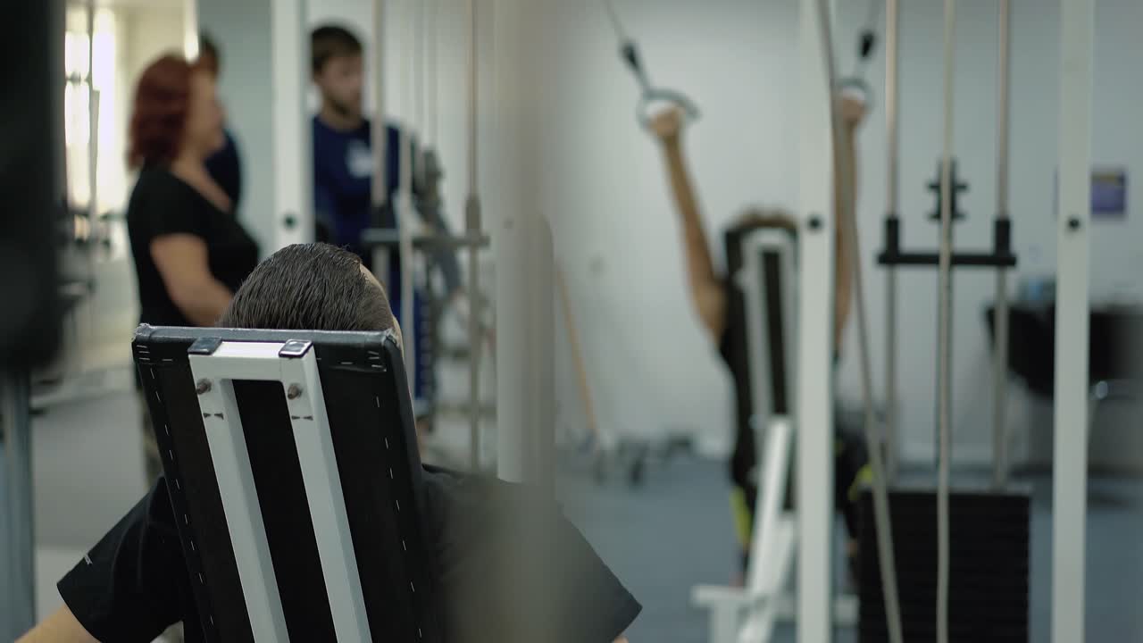 사람들은 팔의 근육을 강화하기 위해 운동을 합니다.