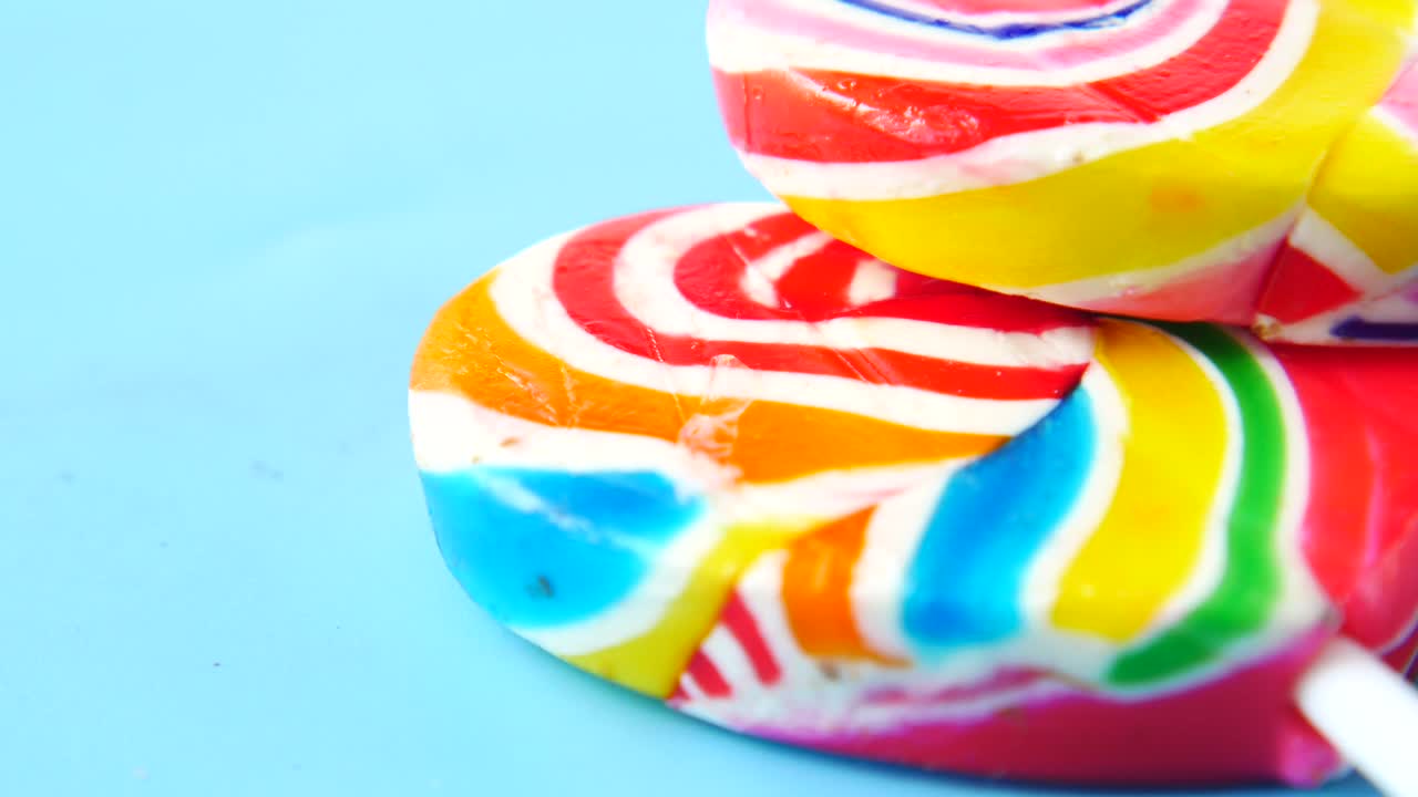 primer plano de dulces de piruleta en la mesa