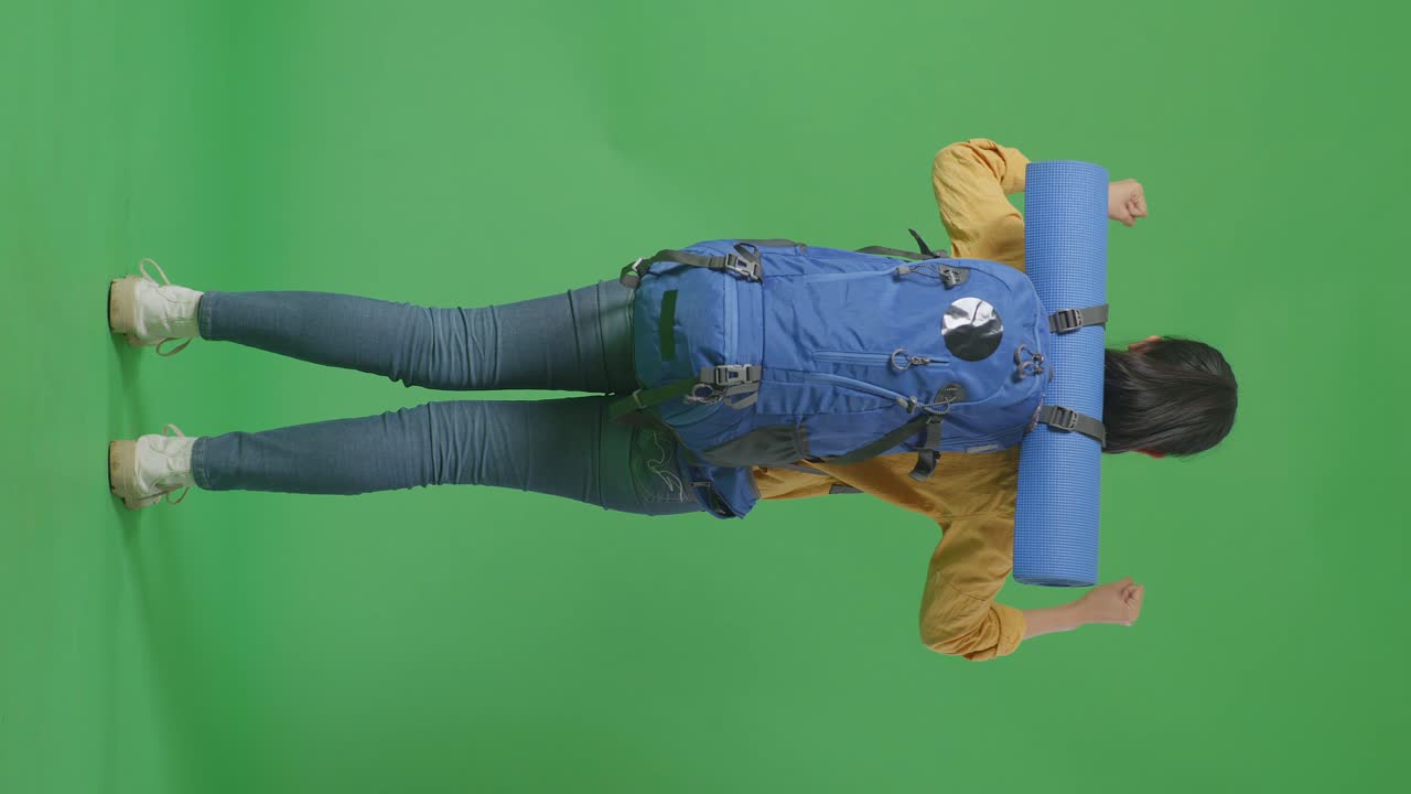 mujer con mochila y estera de yoga en la pantalla verde