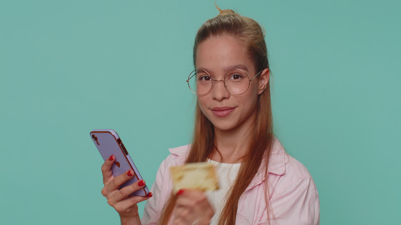 chica feliz usar teléfono inteligente, tarjeta de crédito de plástico, navegación decir wow sí, descubrió gran gran ganancia