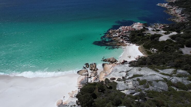 Sloop Reef e Taylors Beach na Tasmânia, Austrália - Foto aérea com drone