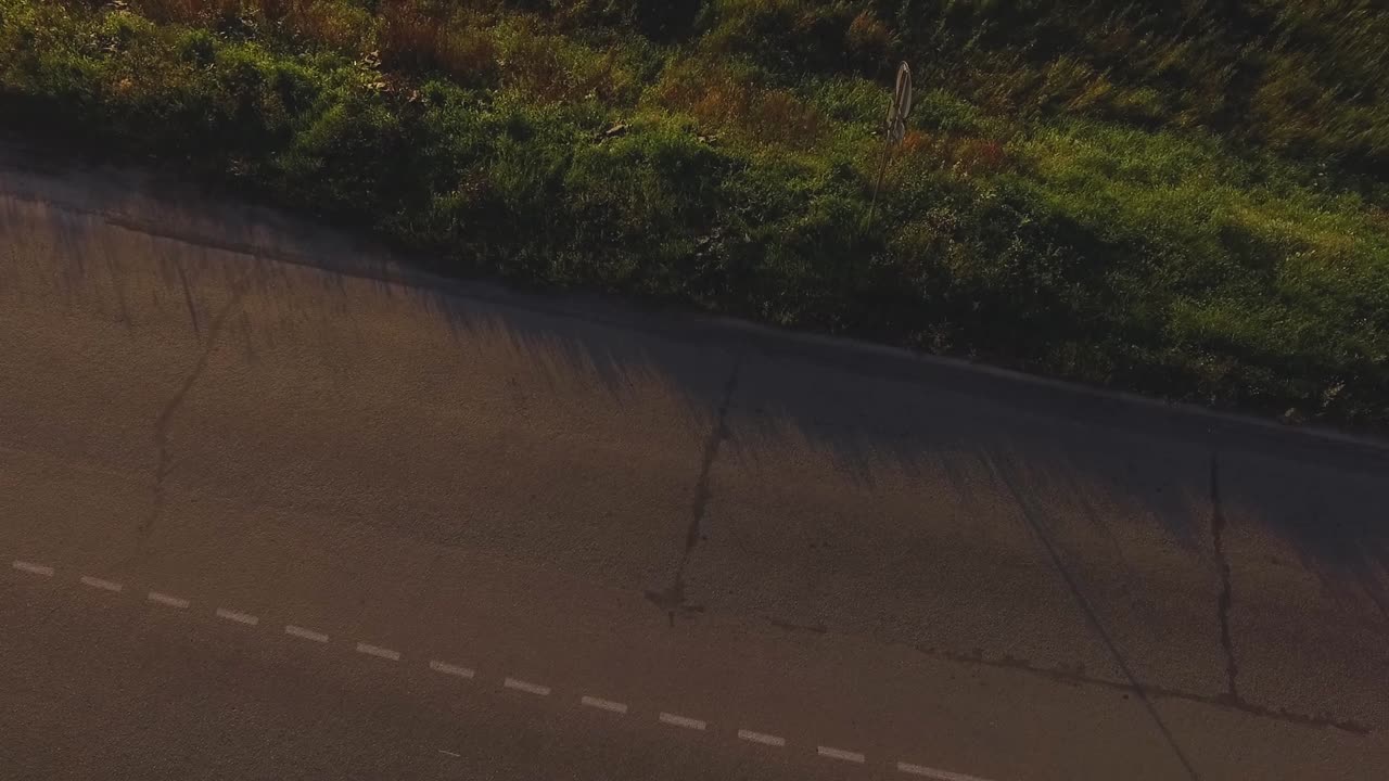 carretera de campo al atardecer con vehículo
