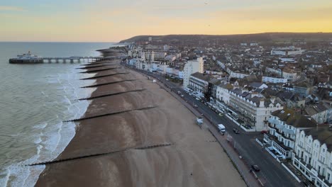 playa y ciudad de eastbourne al atardecer sussex reino unido vista aérea 4k