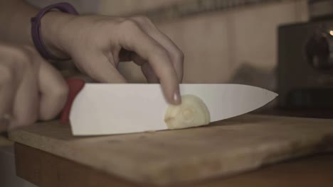 cutting onion on the cutting board with ceramic knife