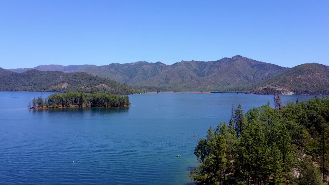 la hermosa ciudad del whisky, los bosques y las montañas de california en un día soleado - toma aérea