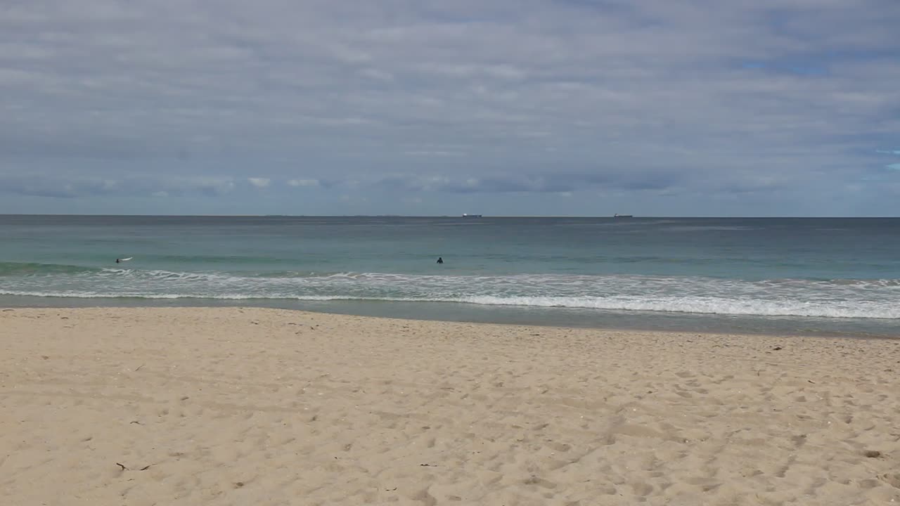 다음 큰 파도를 기다리는 서퍼 - scarborough beach, perth