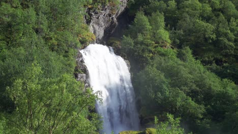 Una-De-Las-Cascadas-En-Las-Orillas-Del-Fiordo-Naeroy