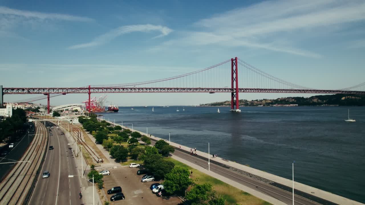 포르투갈 리스본에 있는 25 de abril 다리.