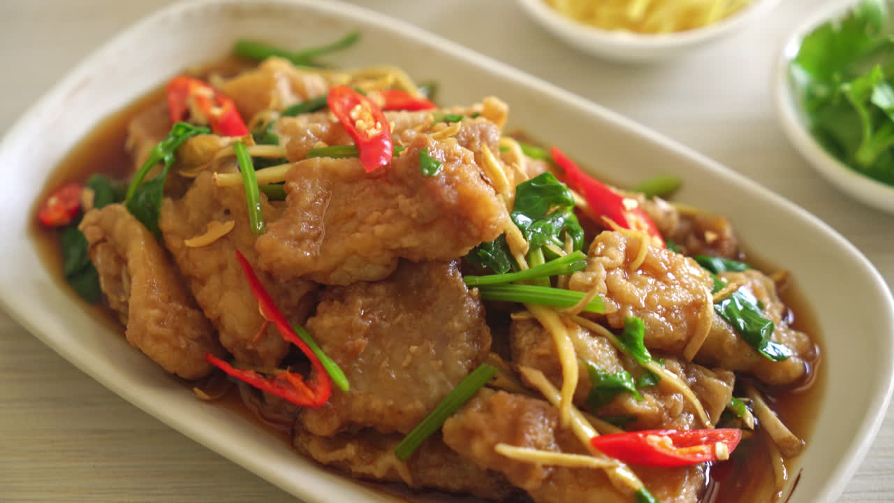 중국 셀러리와 튀긴 생선 볶음 - 아시아 음식 스타일