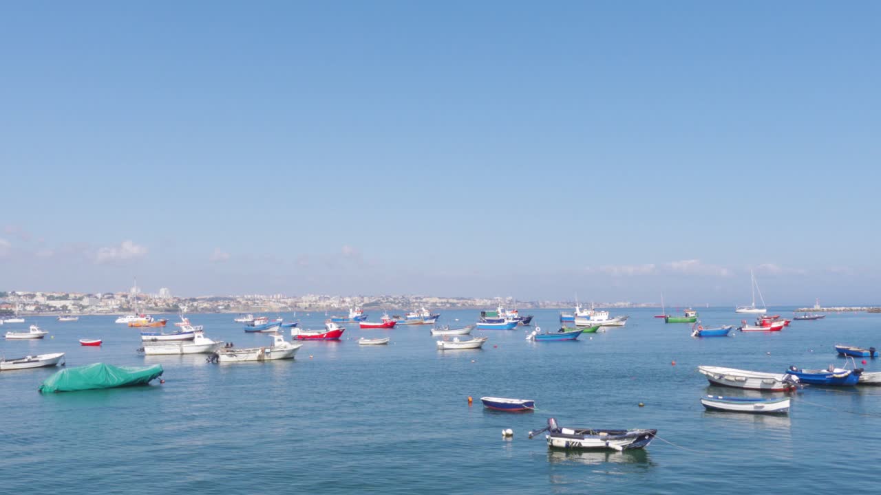 많은 보트 계류가 있는 카스카이스 정박지, 포르투갈