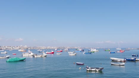 puerto deportivo de cascais con muchos amarres de barcos, portugal