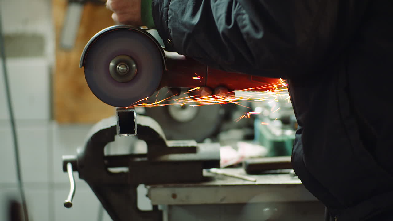 amoladora angular cortando metal en el taller 11