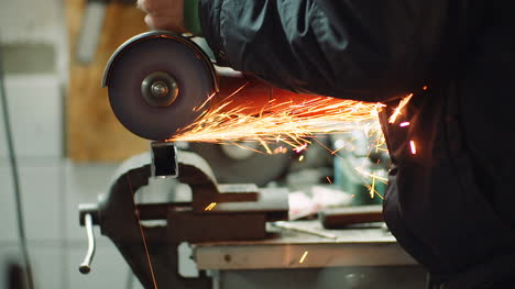amoladora angular cortando metal en el taller 11