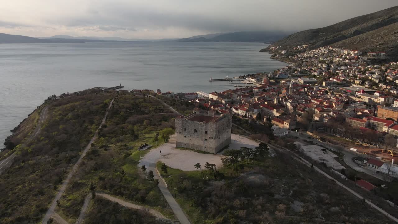 Volo aereo sulla fortezza di Nehaj in un'unica ripresa, avvicinandosi lentamente alla torre con un movimento di dolly in.