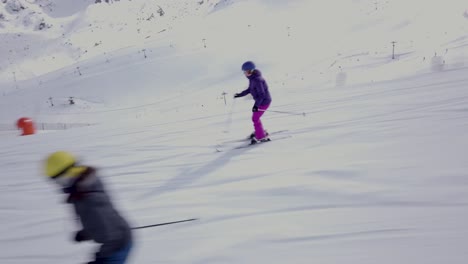 Eine-Seitliche-Aufnahme,-Die-Einer-Skifahrerin-Durch-Einen-Hang-Folgt