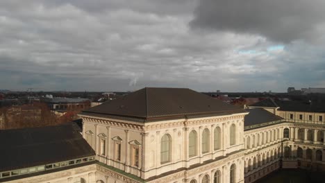 tomas aéreas de munich alemania por la tarde mirando hacia el suroeste con una puesta de sol y nubes para un efecto dramático