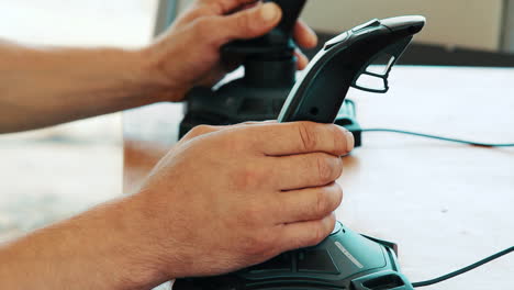 hombre usa simulador interactivo. simulador de conducción. aprendizaje del conductor conducción con joystick
