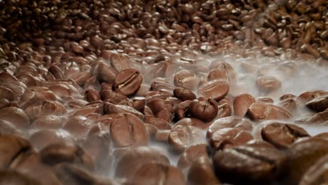 cerca de las semillas de café. los granos de café perfumados son tostados el humo viene de los granos de café.