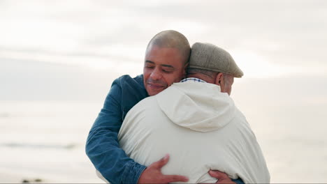 padre mayor, hombre y abrazo en la playa con amor