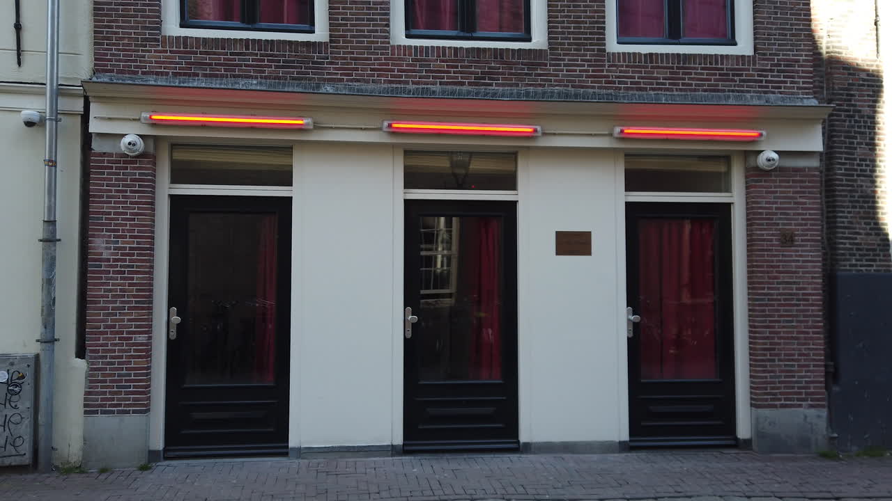 dolly disparó hacia atrás a la luz del día en tres ventanas en el distrito de luces rojas, de wallen, ámsterdam