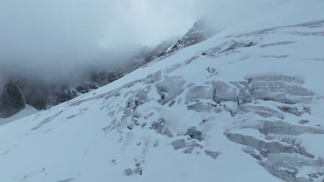 Eine-Drohne-Fängt-Die-Atemberaubende-Schönheit-Eines-Gletschers-Ein-Und-Enthüllt-Gletscherspalten,-Die-Teilweise-Von-Unberührtem-Schnee-Verdeckt-Sind