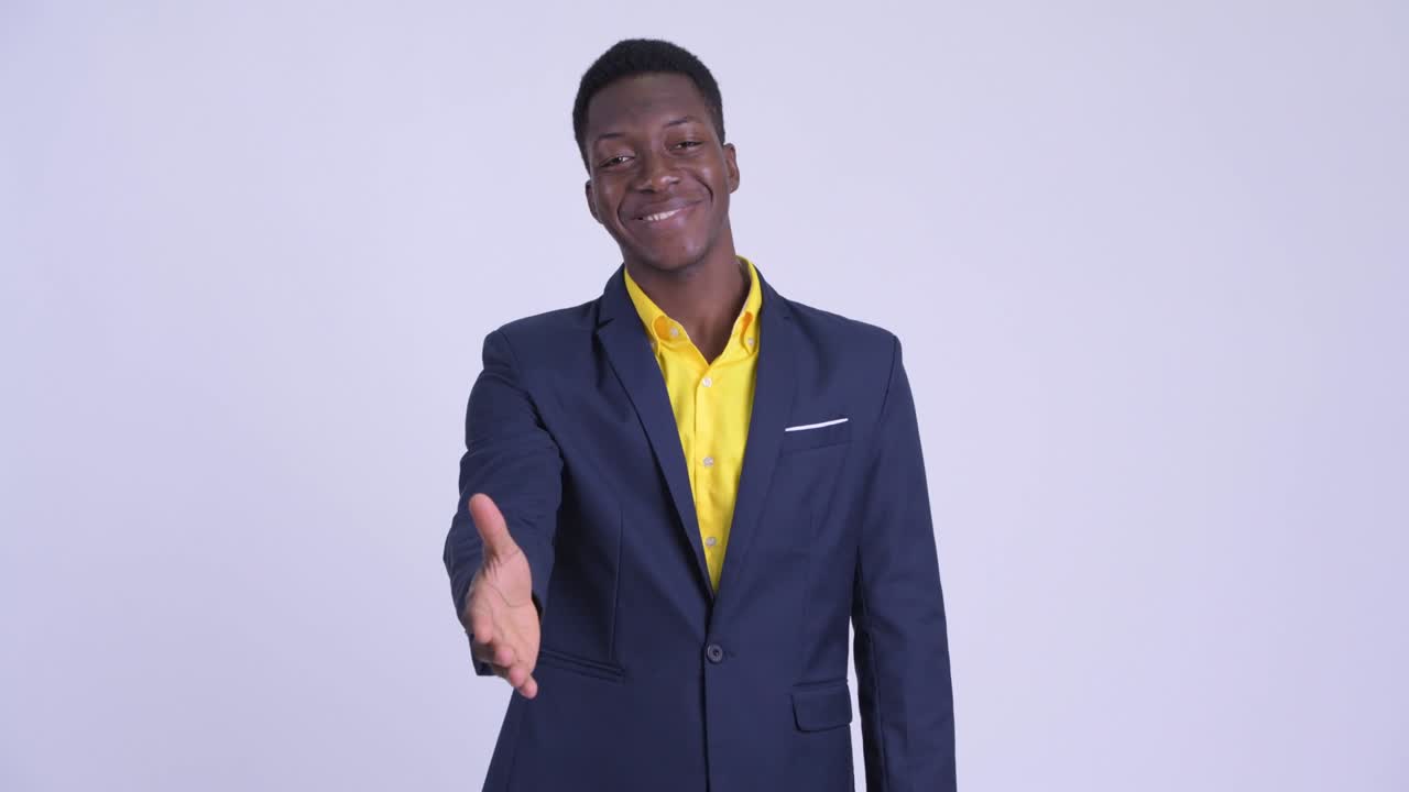 joven y guapo hombre de negocios africano en traje