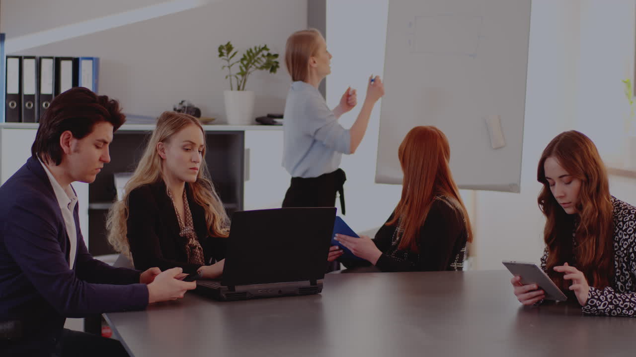 프레젠테이션과 함께 비즈니스 회의