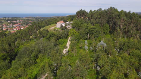 Luftaufnahme-Des-Kirchenfriedhofs-Mit-Blick-Auf-Die-Landschaft-Und-Das-Meer