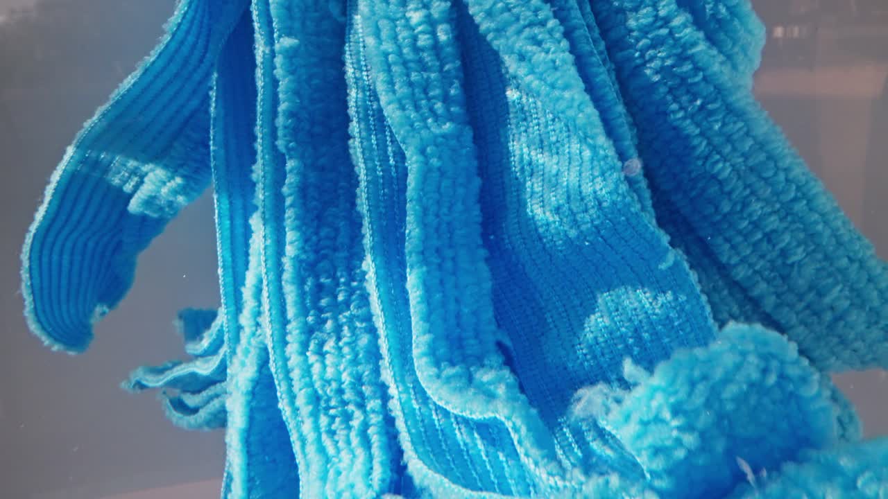 깨끗한 파란색 극세사 걸레 물통에 걸레