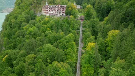 revelación aérea del hotel giessbach y las vías del funicular