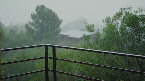 Regen-Und-Wind-über-Der-Landschaft,-Von-Einem-Balkon-Aus-Gesehen