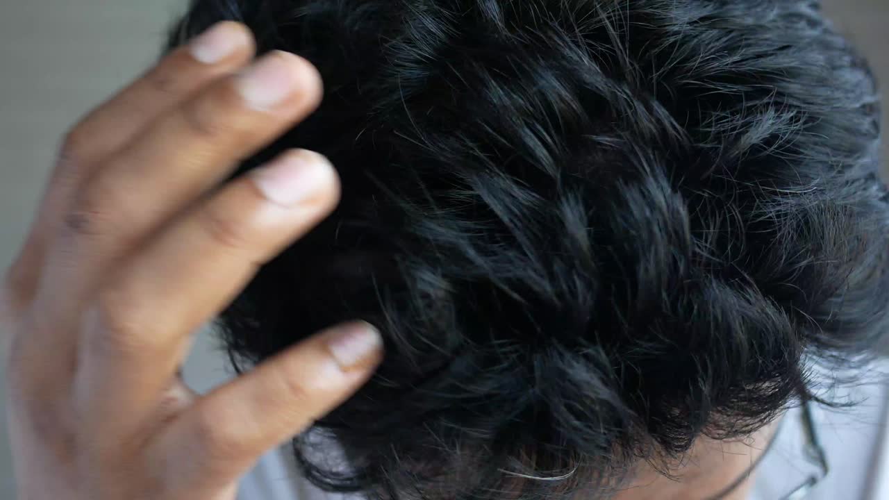 머리에 손을 은 남자