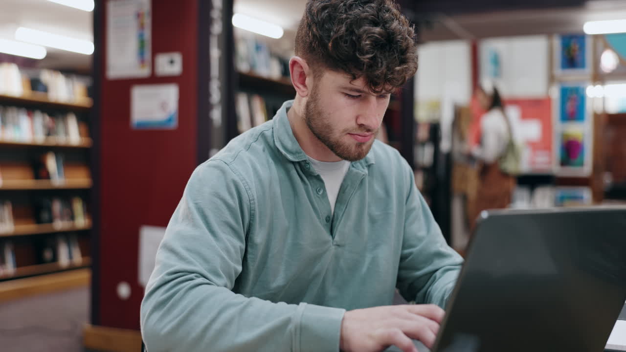estudiante trabajando en una computadora portátil en la biblioteca
