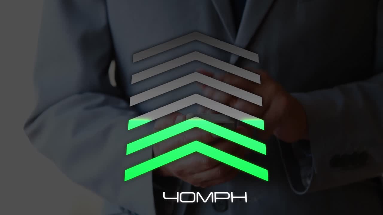 animación del velocímetro sobre las manos de un hombre caucásico usando un teléfono inteligente