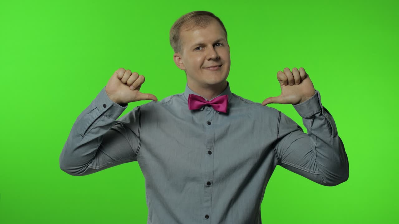 hombre señalándose a sí mismo y sonriendo satisfecho, satisfecho con sus propias victorias y logros. clave de croma