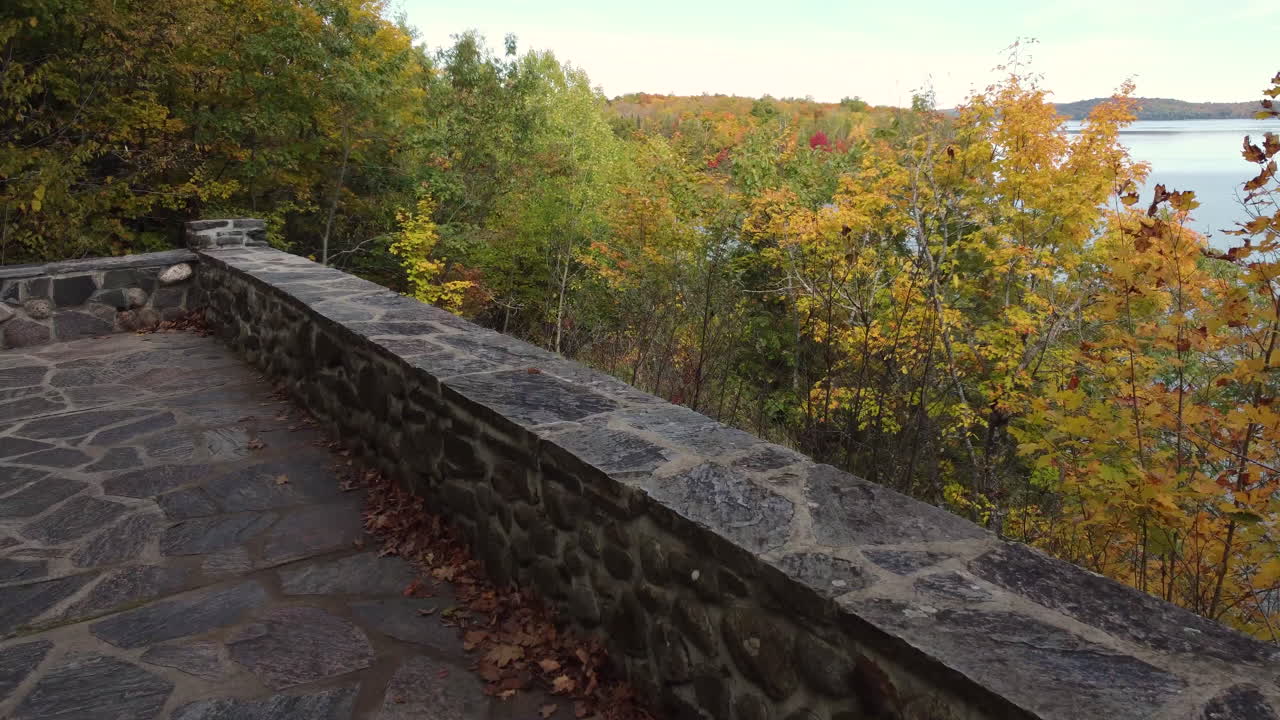 가을 시즌과 호수의 단풍, 아름다운 색상, 캐나다 시골 생활의 항공 영상