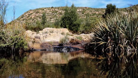 Escena-Tranquila-De-Agua-Cayendo-En-Una-Piscina-De-Agua-Dulce-En-Las-Montañas-De-Un-área-Remota-Fuera-De-Oudtshoorn,-Sudáfrica