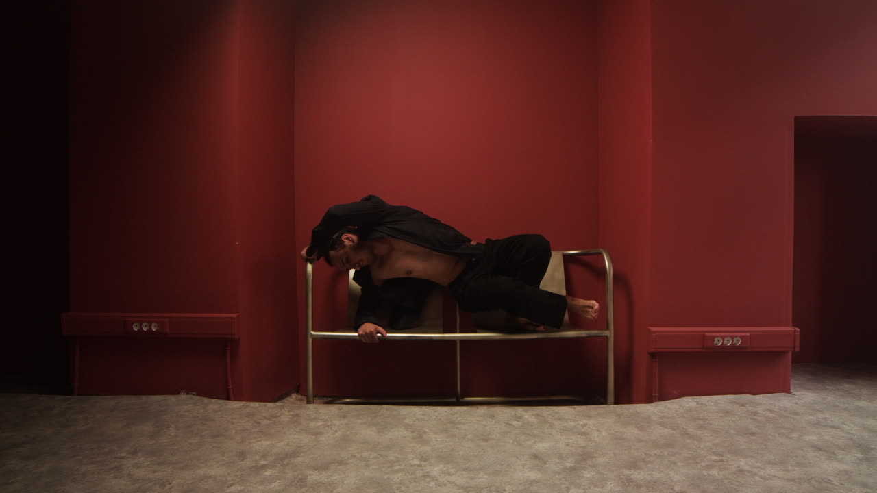 의자 에 앉아 있는 사려 깊은 젊은 남자