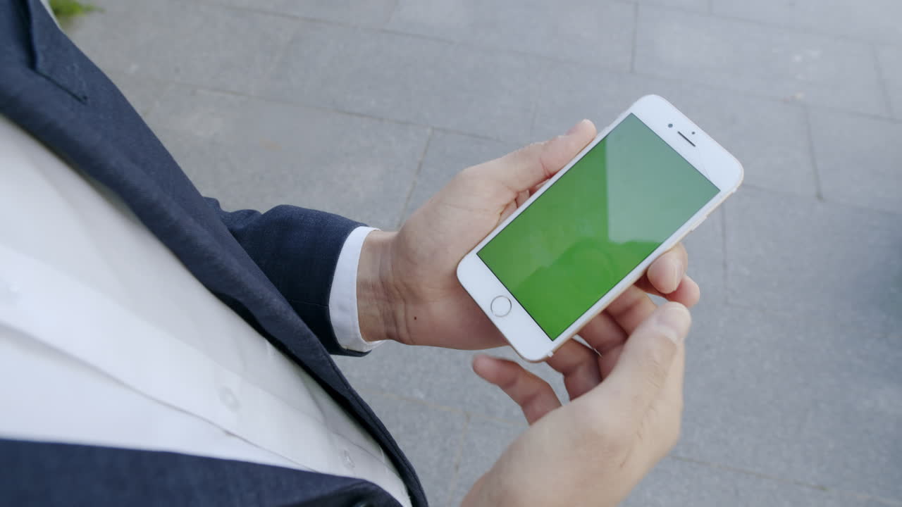 도시 거리에서 휴대 전화를 사용하는 사업가. 외부에서 전화로 일하는 매니저