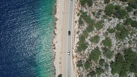 Drohnenaufnahme-Von-Oben-Nach-Unten-Von-Kaş-In-Der-Türkischen-Region-Antalya.-Autos-Fahren-Auf-Der-Autobahn