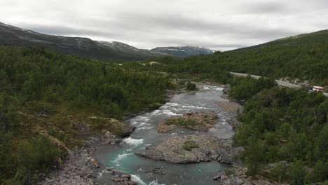 Hermoso-Río-Salvaje-Llamado-Otta-En-Noruega