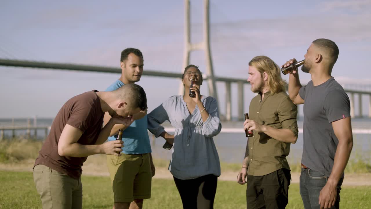 행복한 친구들이 맥주 병을  ⁇ 고 웃고 있습니다.