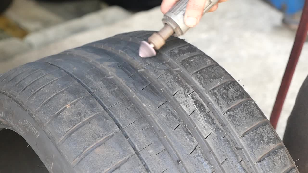 Riparazione pneumatici con un utensile rotativo