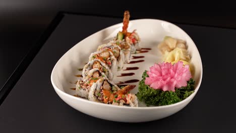 an elegantly presented dish of shrimp tempura rolls, combining crispy texture with crab and creamy avocado for a balanced flavor. 정갈하게 담긴 접시에 바삭한 새우튀김 롤과 크랩, 부드러운 아보카도가 조화롭게 어우러진 한 접시.