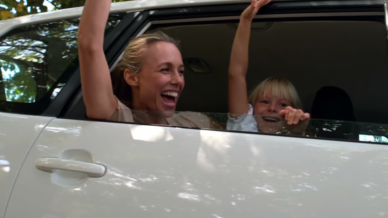 행복 한 가족 이 도로 여행 을 하고 있다