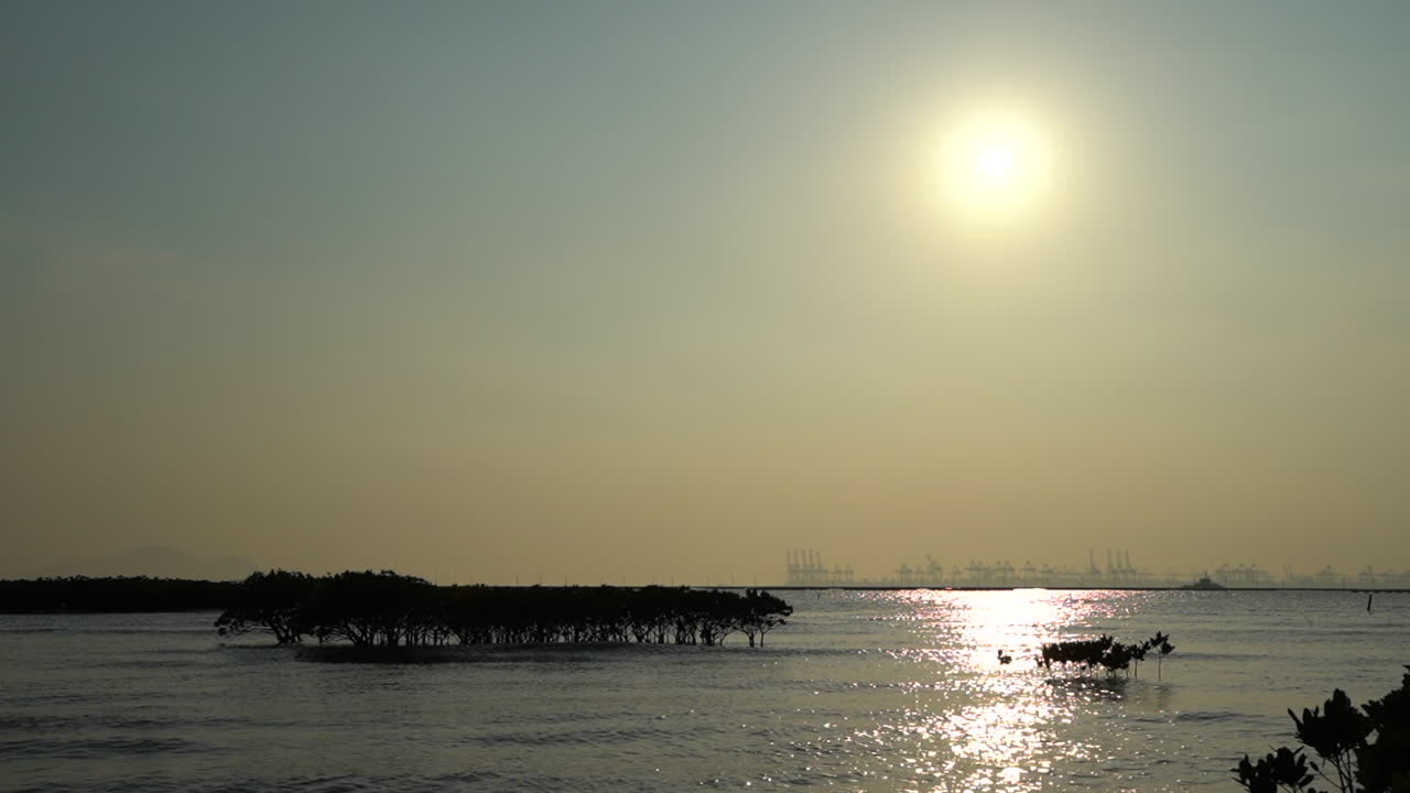 홍콩의 파크나이 습지에서 천천히 움직이는 해가 지는 모습, 안개로 인 중국 젠을 지켜보는 모습