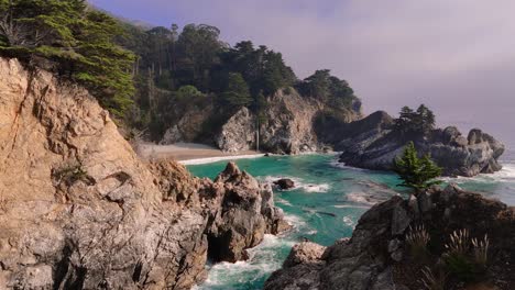 Cascada-De-Big-Sur-Mcway-Falls-En-La-Bahía-De-Playa-De-Arena