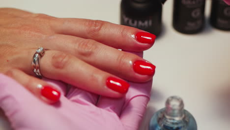 la aplicación de esmalte de uñas rojo