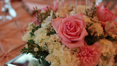 Primer-Plano-De-Una-Hermosa-Flor-En-Una-Mesa,-Antes-De-Una-Cena-De-Bodas